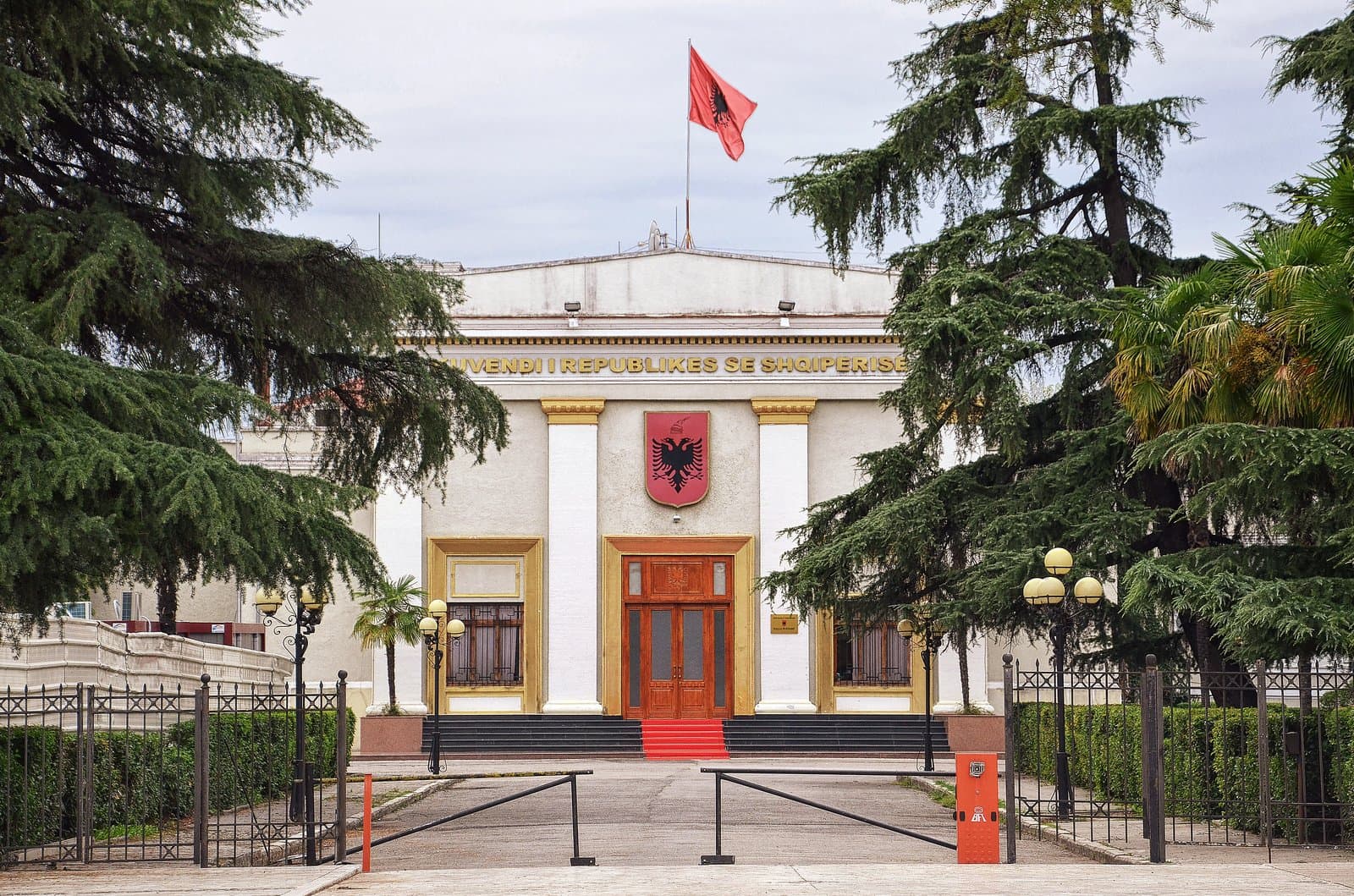 L'Assemblée nationale à Tirana — épicentre politique d'une crise alimentée par les soupçons d'appels d&#x
