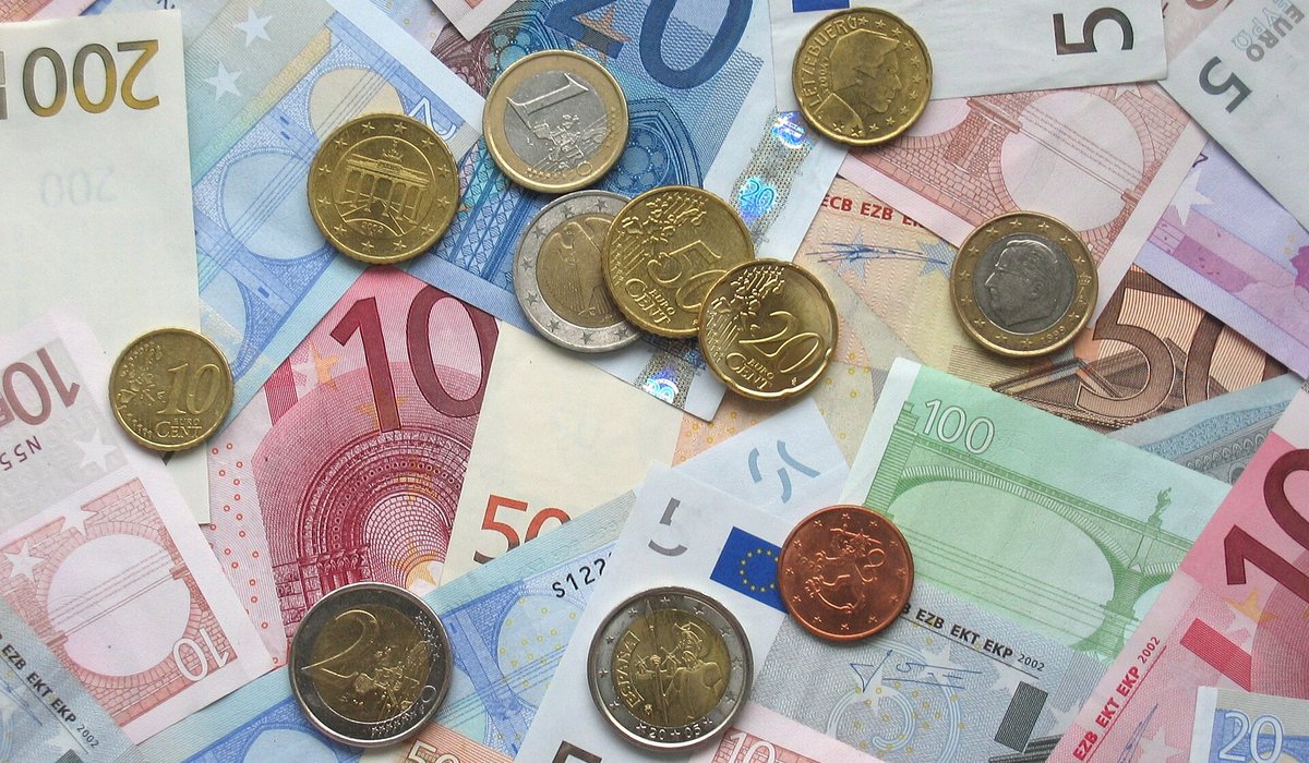Billets et pièces en euros.